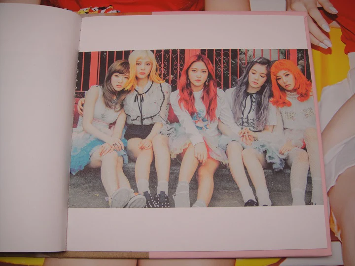 Red Velvet - RUSSIAN ROULETTE (3rd Mini Album) +Free Gift - Image 3