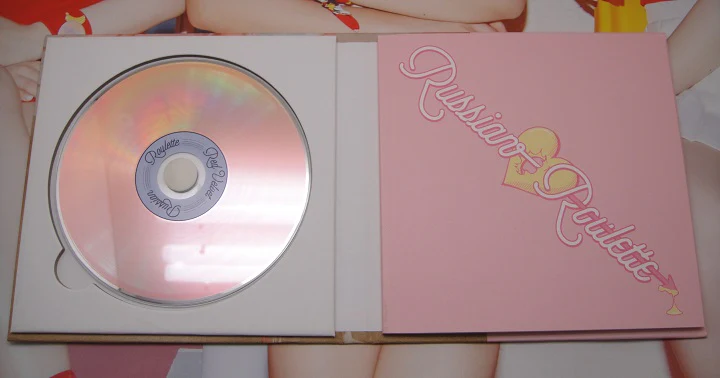 Red Velvet - RUSSIAN ROULETTE (3rd Mini Album) +Free Gift - Image 4